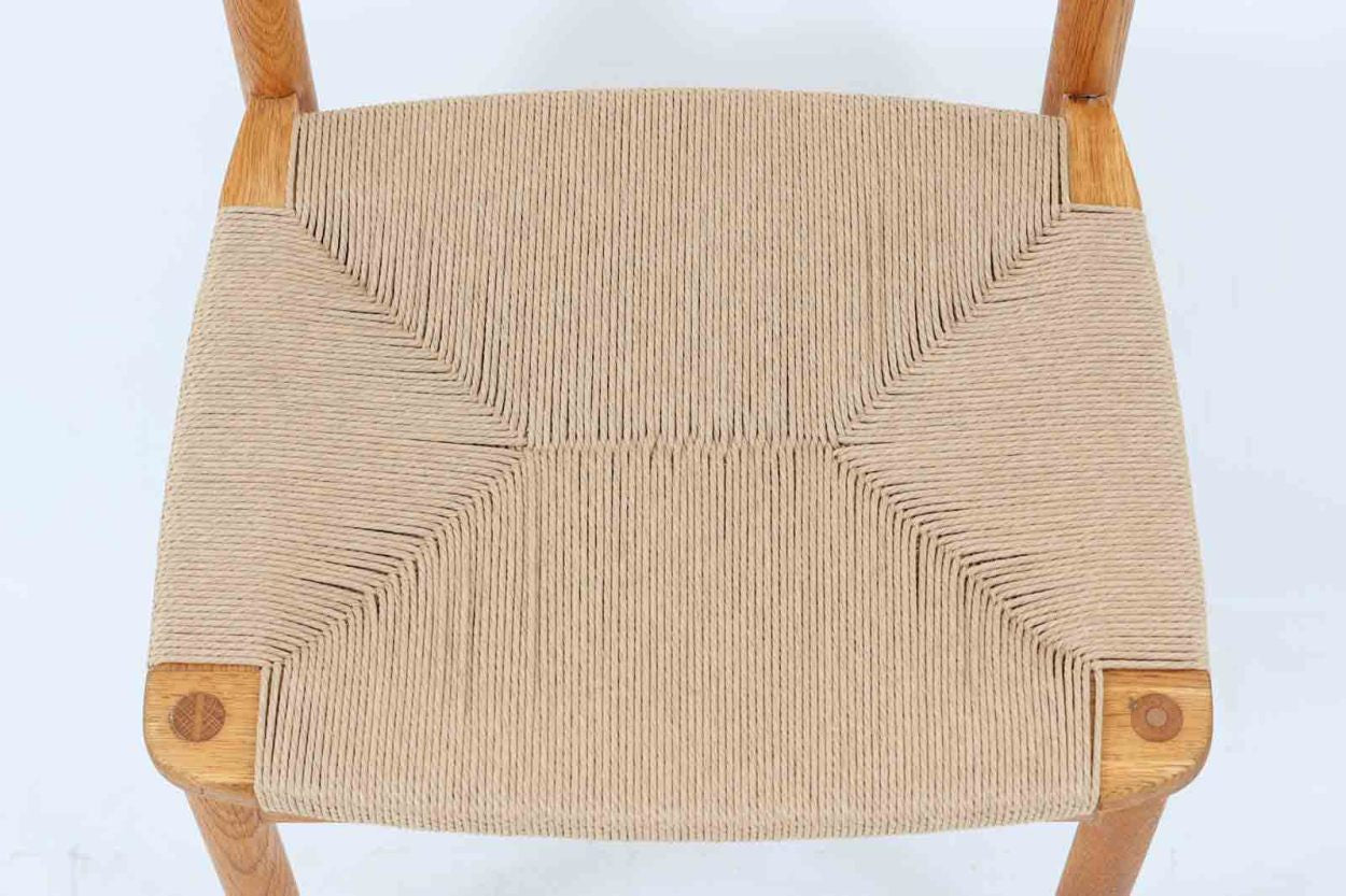 「Borgemogensen」デザインのOresundシリーズのチェアです。J39より一回り大きいサイズで、座面と脚の見せるジョイントが特徴的なデザインとなっております。モーエンセンの家具を多く作成していた「KarlAndersson」社の熟練の職人によって作成されており、確かな造りを感じさせてくれます。流通量が少なく希少なチェアです。