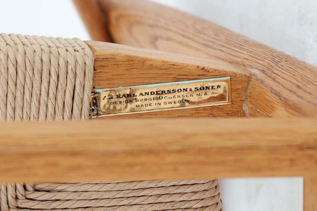 「Borgemogensen」デザインのOresundシリーズのチェアです。J39より一回り大きいサイズで、座面と脚の見せるジョイントが特徴的なデザインとなっております。モーエンセンの家具を多く作成していた「KarlAndersson」社の熟練の職人によって作成されており、確かな造りを感じさせてくれます。流通量が少なく希少なチェアです。