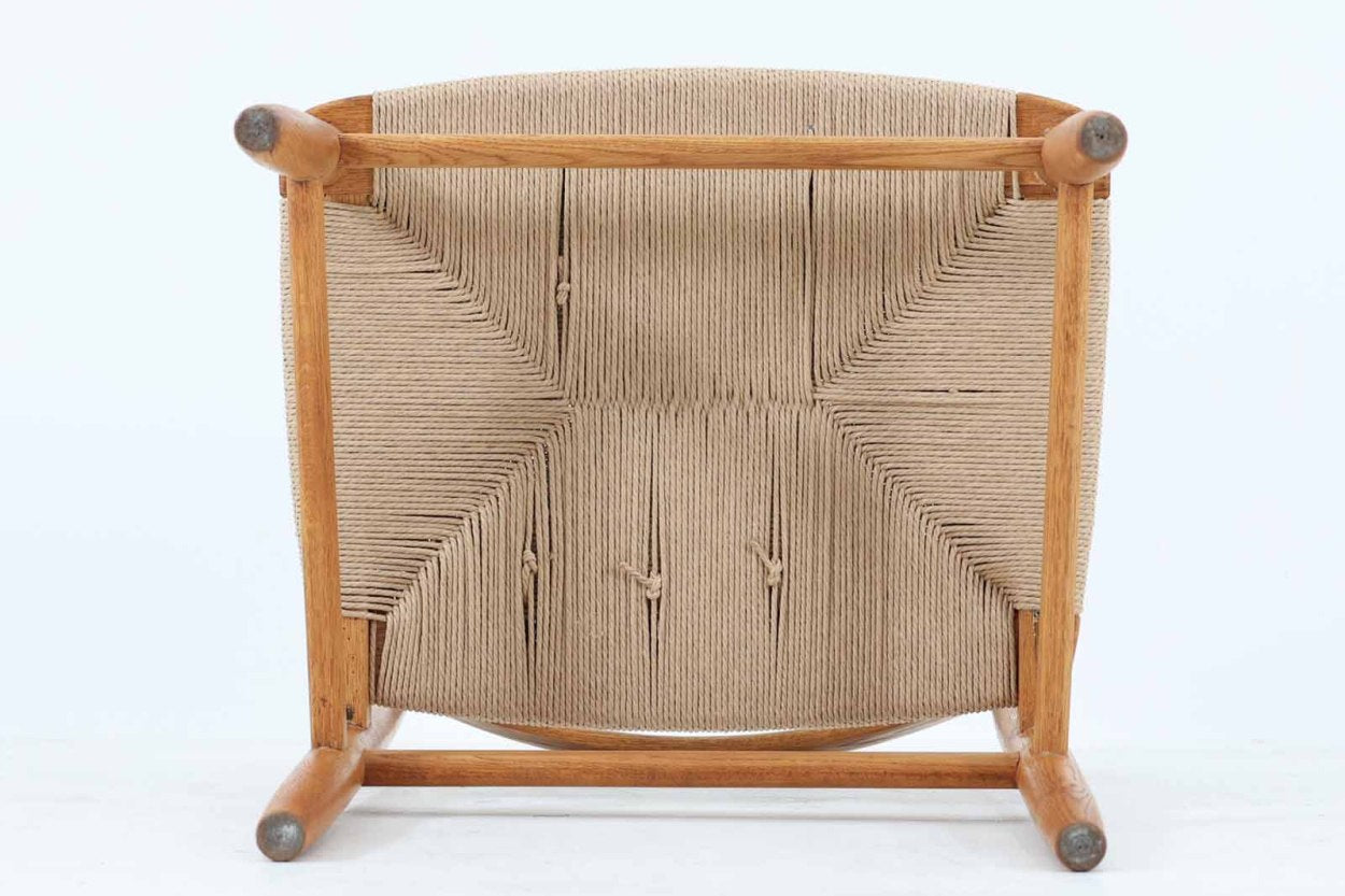 「Borgemogensen」デザインのOresundシリーズのチェアです。J39より一回り大きいサイズで、座面と脚の見せるジョイントが特徴的なデザインとなっております。モーエンセンの家具を多く作成していた「KarlAndersson」社の熟練の職人によって作成されており、確かな造りを感じさせてくれます。流通量が少なく希少なチェアです。