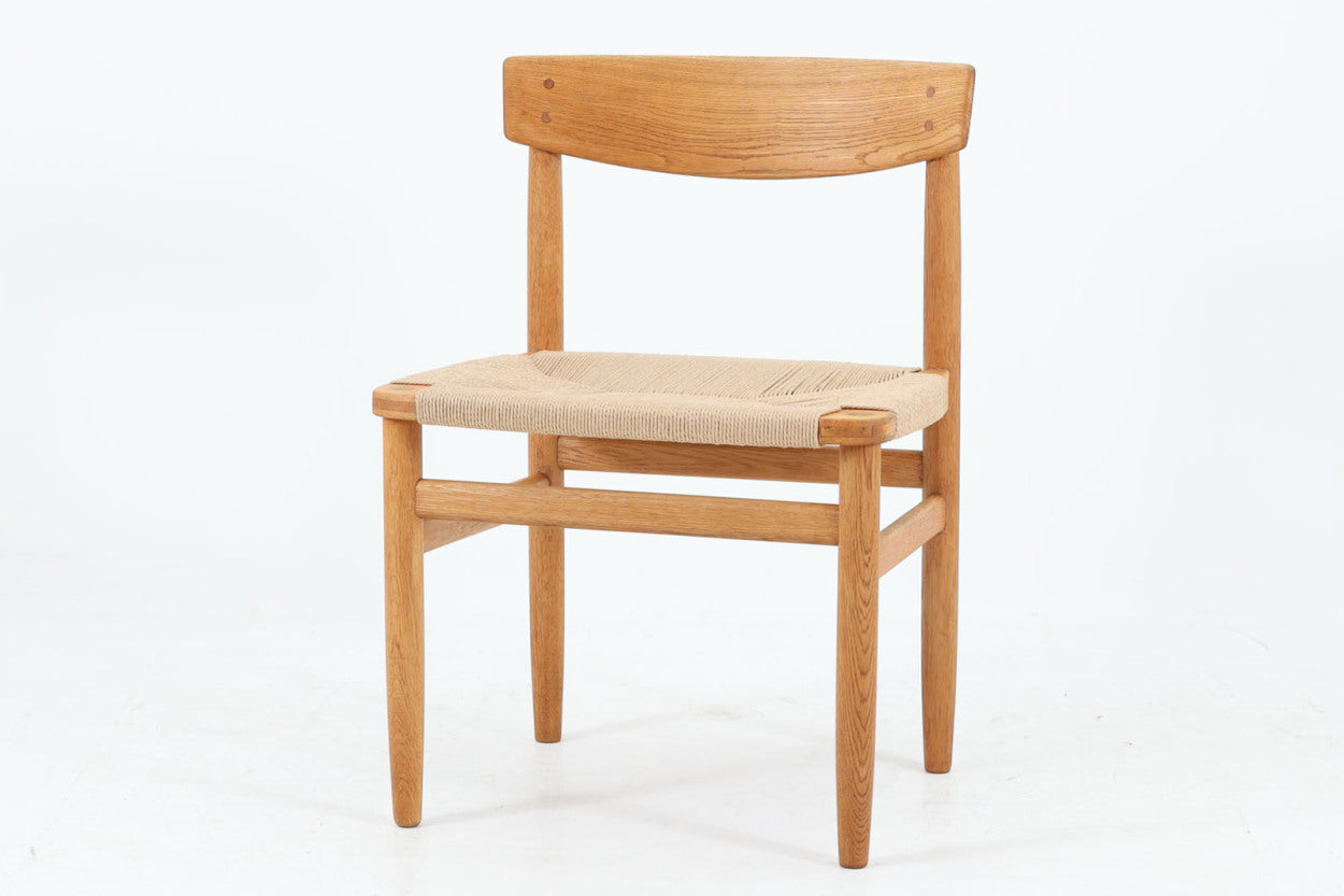 「Borgemogensen」デザインのOresundシリーズのチェアです。J39より一回り大きいサイズで、座面と脚の見せるジョイントが特徴的なデザインとなっております。モーエンセンの家具を多く作成していた「KarlAndersson」社の熟練の職人によって作成されており、確かな造りを感じさせてくれます。流通量が少なく希少なチェアです。