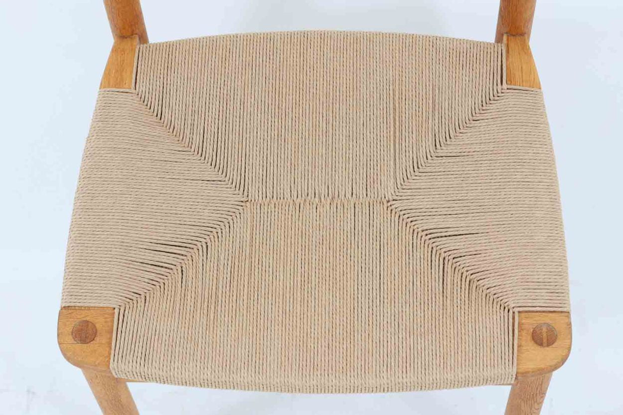 「Borgemogensen」デザインのOresundシリーズのチェアです。J39より一回り大きいサイズで、座面と脚の見せるジョイントが特徴的なデザインとなっております。モーエンセンの家具を多く作成していた「KarlAndersson」社の熟練の職人によって作成されており、確かな造りを感じさせてくれます。流通量が少なく希少なチェアです。