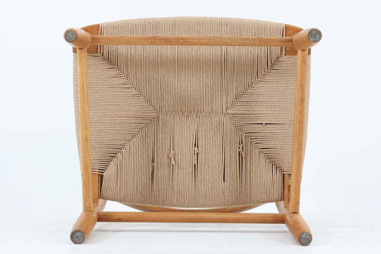 「Borgemogensen」デザインのOresundシリーズのチェアです。J39より一回り大きいサイズで、座面と脚の見せるジョイントが特徴的なデザインとなっております。モーエンセンの家具を多く作成していた「KarlAndersson」社の熟練の職人によって作成されており、確かな造りを感じさせてくれます。流通量が少なく希少なチェアです。