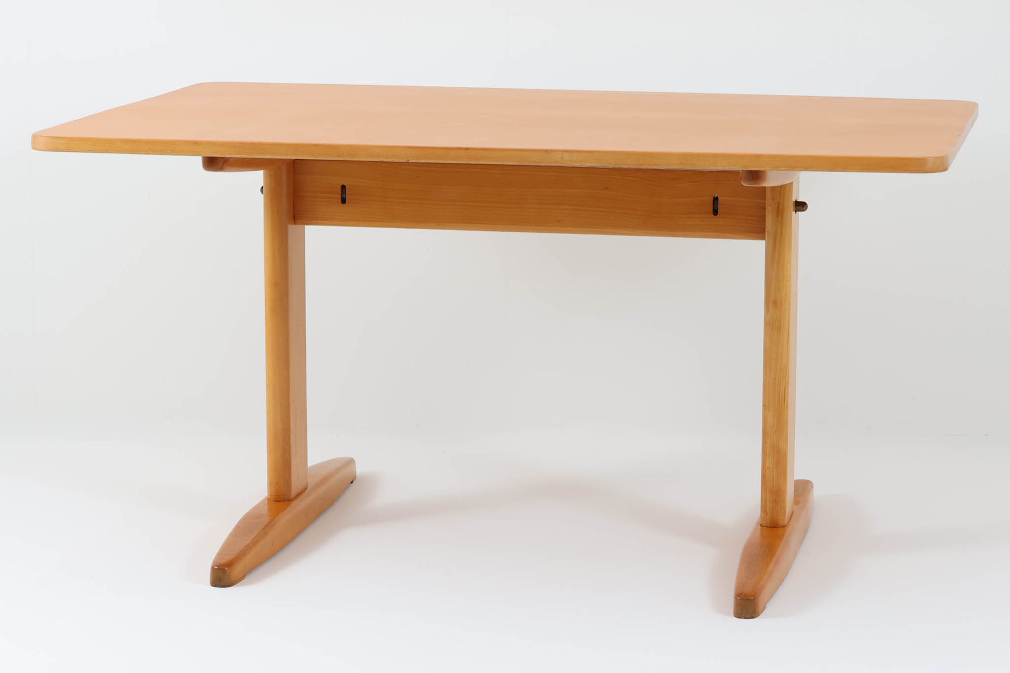 Borgemogensenデザインのダイニングテーブルです。良質なビーチ無垢材が使用されておりシンプルなデザインながらも大変美しいテーブルに仕上がっています。