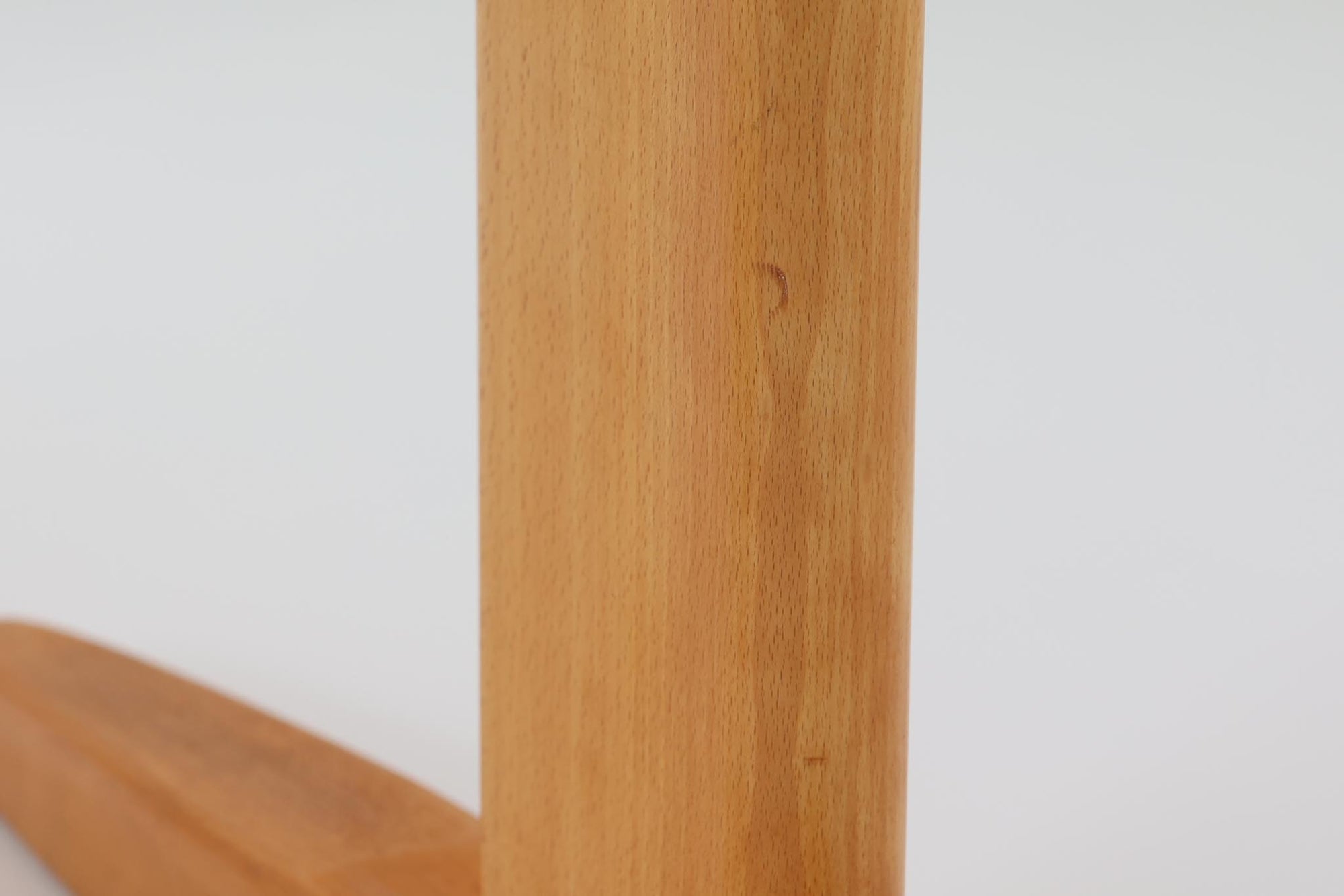 Borgemogensenデザインのダイニングテーブルです。良質なビーチ無垢材が使用されておりシンプルなデザインながらも大変美しいテーブルに仕上がっています。