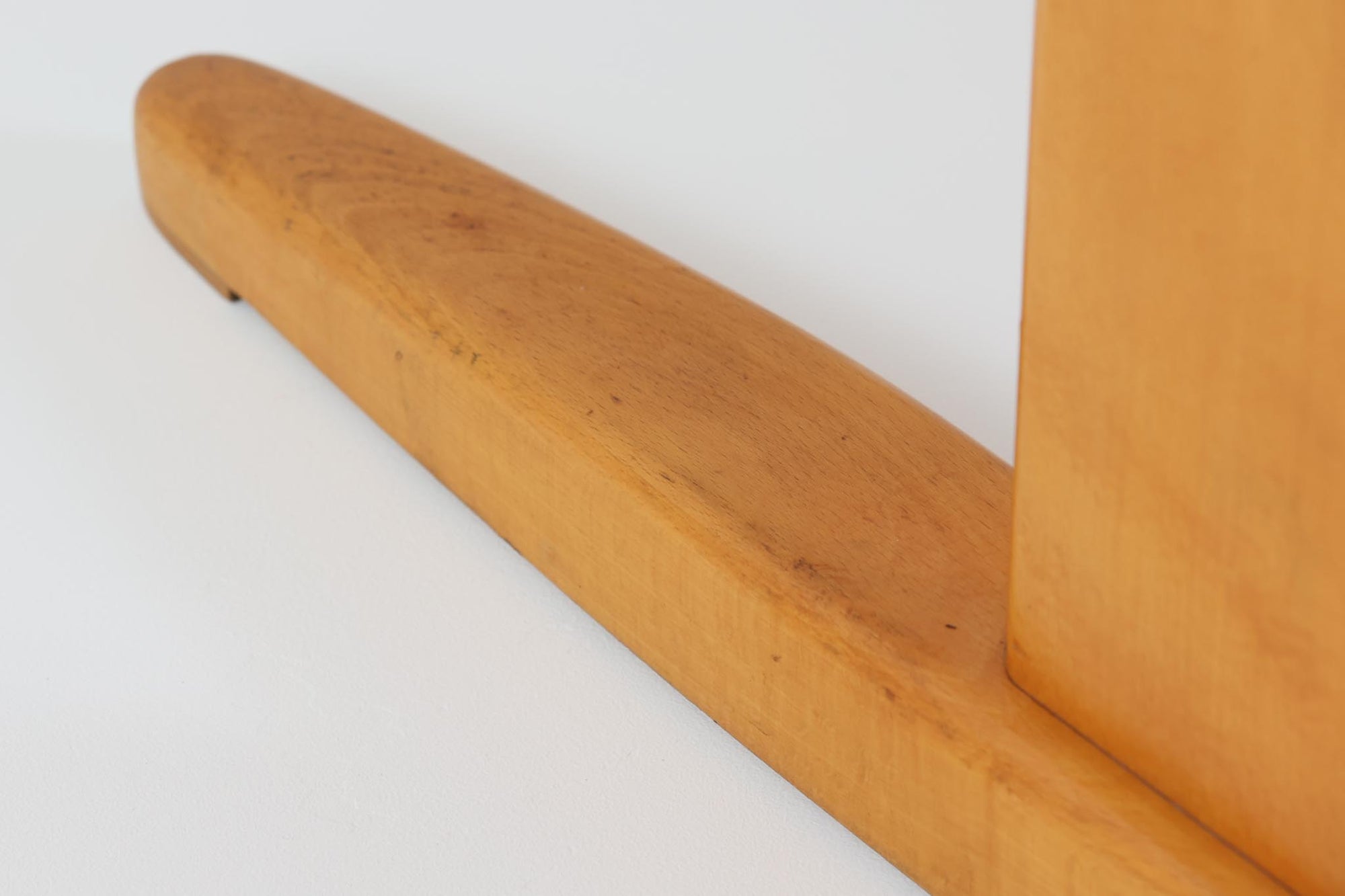 Borgemogensenデザインのダイニングテーブルです。良質なビーチ無垢材が使用されておりシンプルなデザインながらも大変美しいテーブルに仕上がっています。