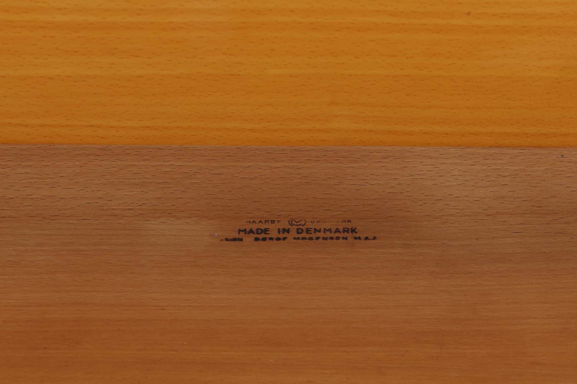 Borgemogensenデザインのダイニングテーブルです。良質なビーチ無垢材が使用されておりシンプルなデザインながらも大変美しいテーブルに仕上がっています。