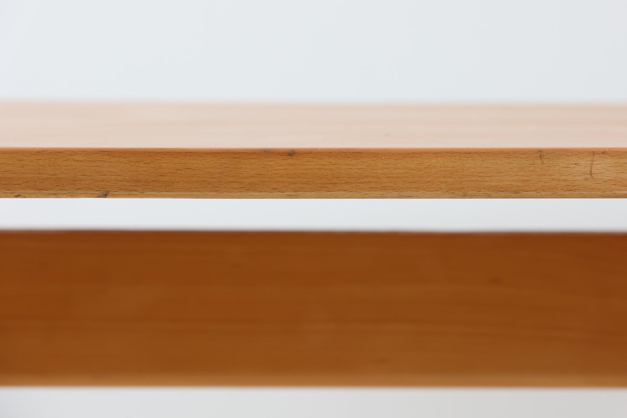 Borgemogensenデザインのダイニングテーブルです。良質なビーチ無垢材が使用されておりシンプルなデザインながらも大変美しいテーブルに仕上がっています。