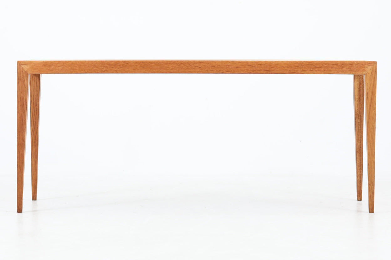 北欧より買い付けたサイドテーブルです。幅が広めの珍しいデザインです。少し小ぶりなセンターテーブルとしてもお使いいただけます。天板と脚の角はトメ加工が施されています。SeverinHansenJr.の代表的なデザインです。オーク材の希少なモデルです。