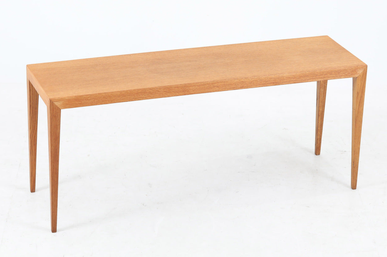 北欧より買い付けたサイドテーブルです。幅が広めの珍しいデザインです。少し小ぶりなセンターテーブルとしてもお使いいただけます。天板と脚の角はトメ加工が施されています。SeverinHansenJr.の代表的なデザインです。オーク材の希少なモデルです。