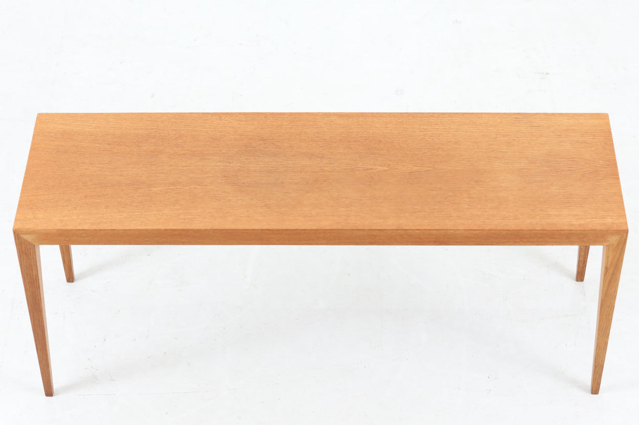 北欧より買い付けたサイドテーブルです。幅が広めの珍しいデザインです。少し小ぶりなセンターテーブルとしてもお使いいただけます。天板と脚の角はトメ加工が施されています。SeverinHansenJr.の代表的なデザインです。オーク材の希少なモデルです。