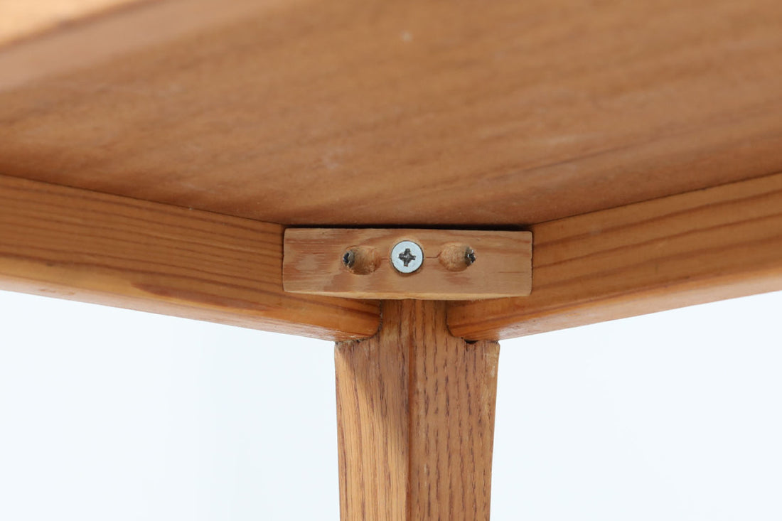 北欧より買い付けたサイドテーブルです。幅が広めの珍しいデザインです。少し小ぶりなセンターテーブルとしてもお使いいただけます。天板と脚の角はトメ加工が施されています。SeverinHansenJr.の代表的なデザインです。オーク材の希少なモデルです。