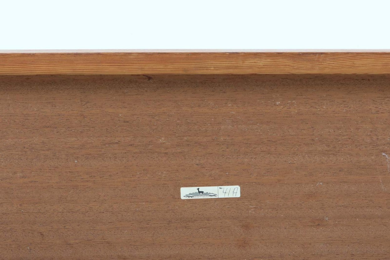 北欧より買い付けたサイドテーブルです。幅が広めの珍しいデザインです。少し小ぶりなセンターテーブルとしてもお使いいただけます。天板と脚の角はトメ加工が施されています。SeverinHansenJr.の代表的なデザインです。オーク材の希少なモデルです。