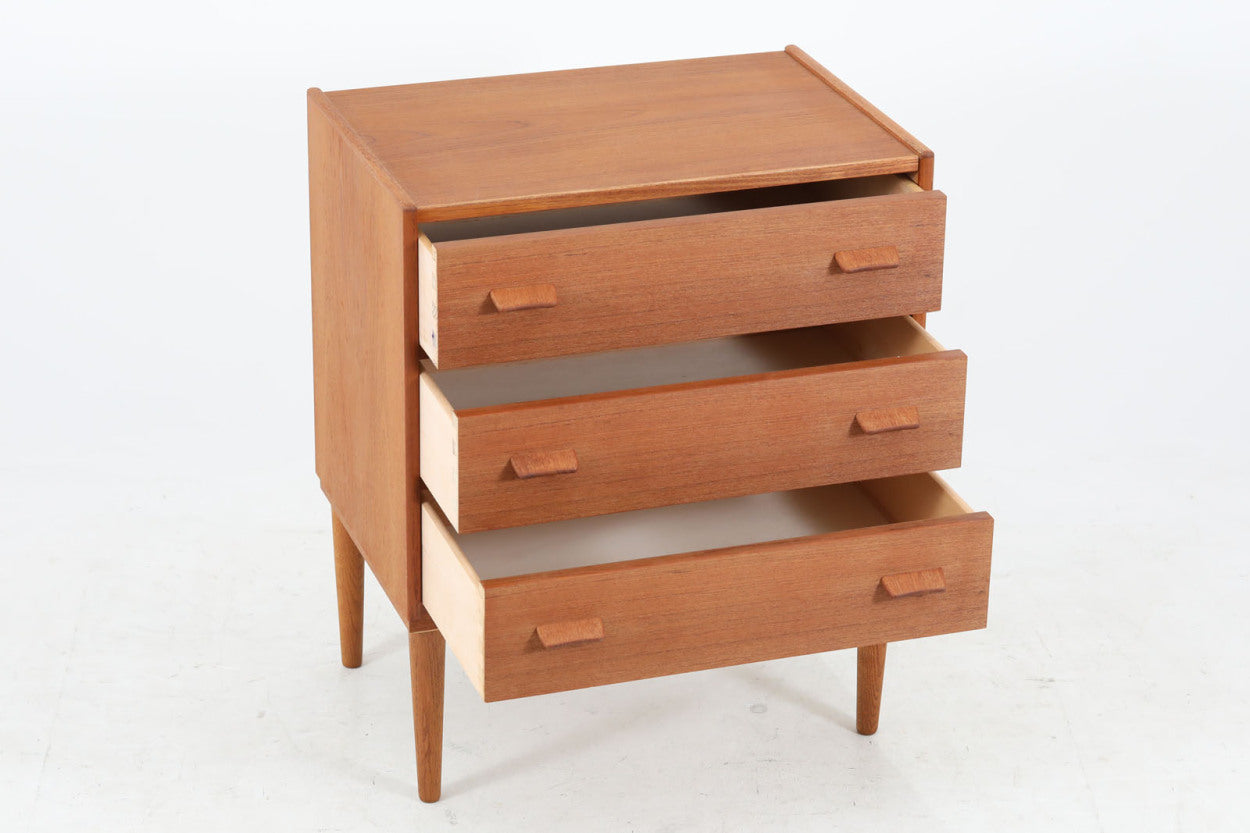 PoulVoltherデザインの3段チェストです。取手が特徴的なモデルで、デザイン性だけでなくグリップ感も良好です。本体にはチーク材、脚部にはオーク材が使用されており、異なる素材の組み合わせも素敵です。