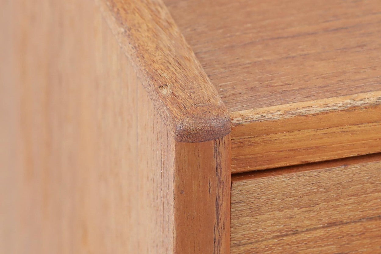 PoulVoltherデザインの3段チェストです。取手が特徴的なモデルで、デザイン性だけでなくグリップ感も良好です。本体にはチーク材、脚部にはオーク材が使用されており、異なる素材の組み合わせも素敵です。