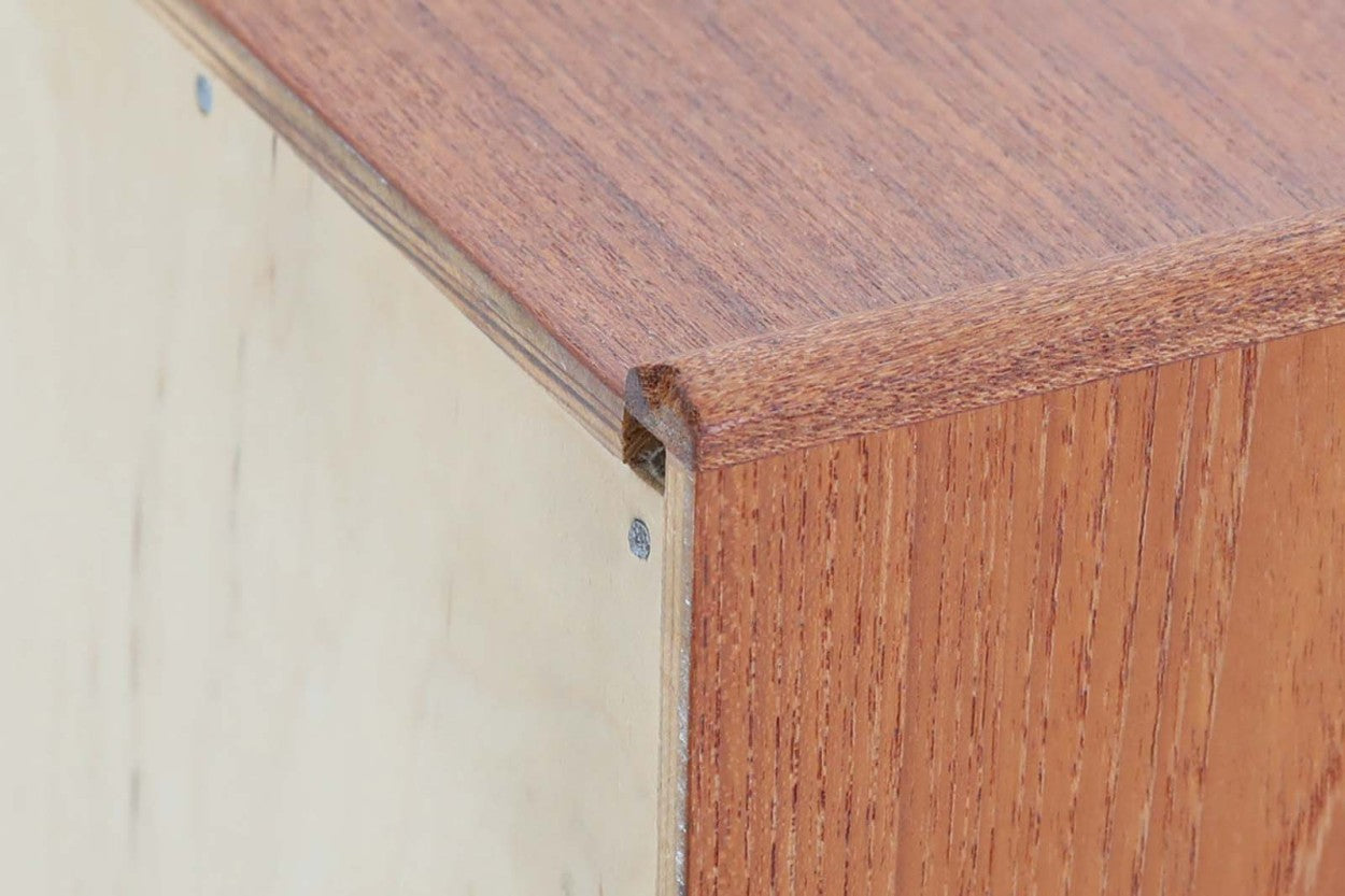 PoulVoltherデザインの3段チェストです。取手が特徴的なモデルで、デザイン性だけでなくグリップ感も良好です。本体にはチーク材、脚部にはオーク材が使用されており、異なる素材の組み合わせも素敵です。