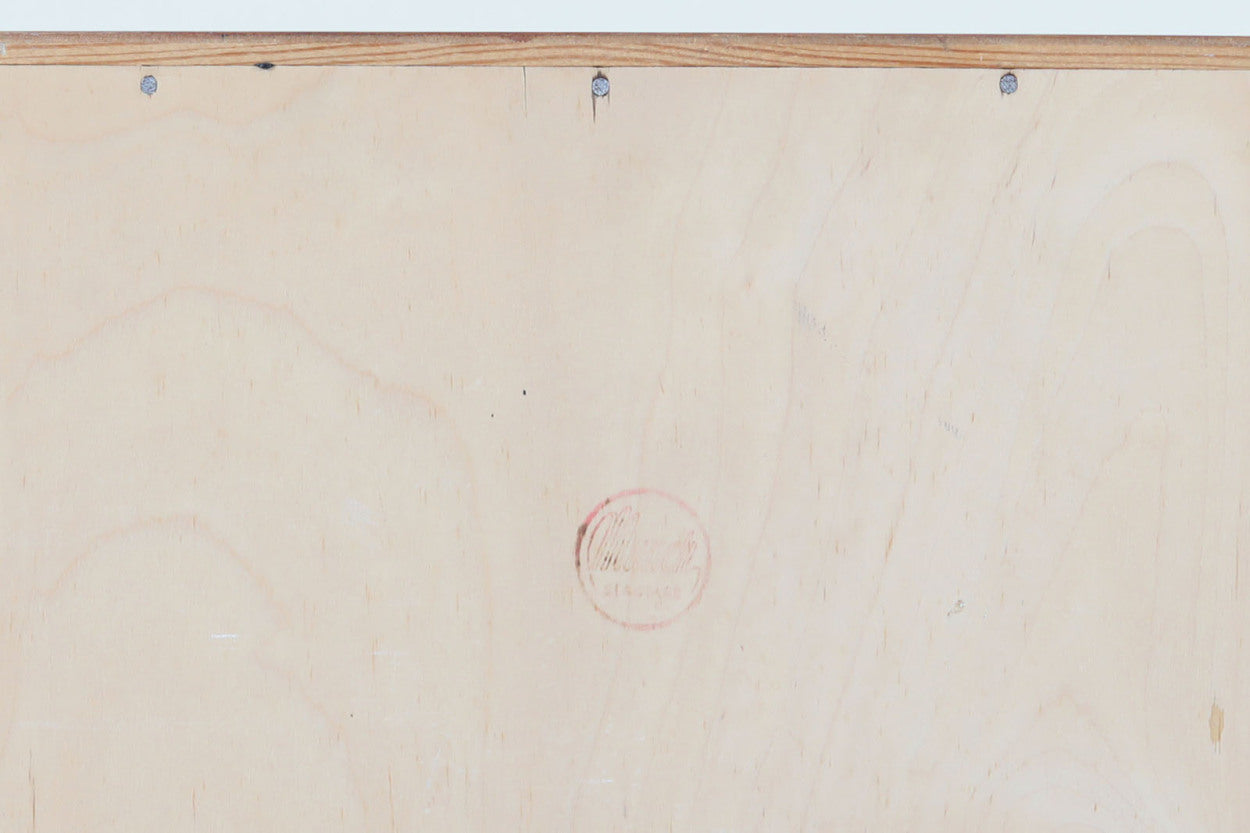 PoulVoltherデザインの3段チェストです。取手が特徴的なモデルで、デザイン性だけでなくグリップ感も良好です。本体にはチーク材、脚部にはオーク材が使用されており、異なる素材の組み合わせも素敵です。