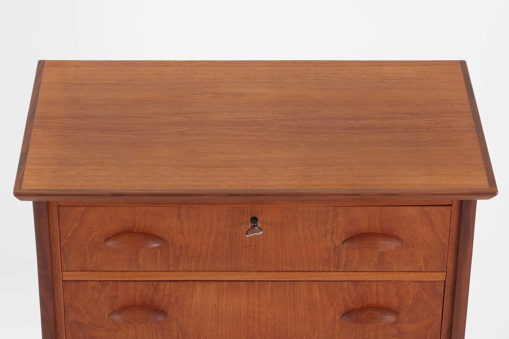 デンマークより買い付けました。デリケートでグリップ感の良い取手が特徴的なチェストです。脚は幕板付きの構造でしっかりとした造りです。本体には良質なチーク材、脚部にはオーク材が使用されており、異なる素材の組み合わせも素敵です。