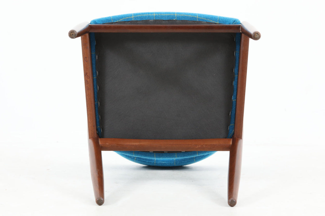 "カイ・クリスチャンセン"デザインのNV-31チェアです。現在日本でも「HANDY」という名称で復刻されております。こちらはビンテージ品で、復刻品には無いアフリカンチーク材のモデルです。座面と背面は張替えておりますので、快適な座り心地です。