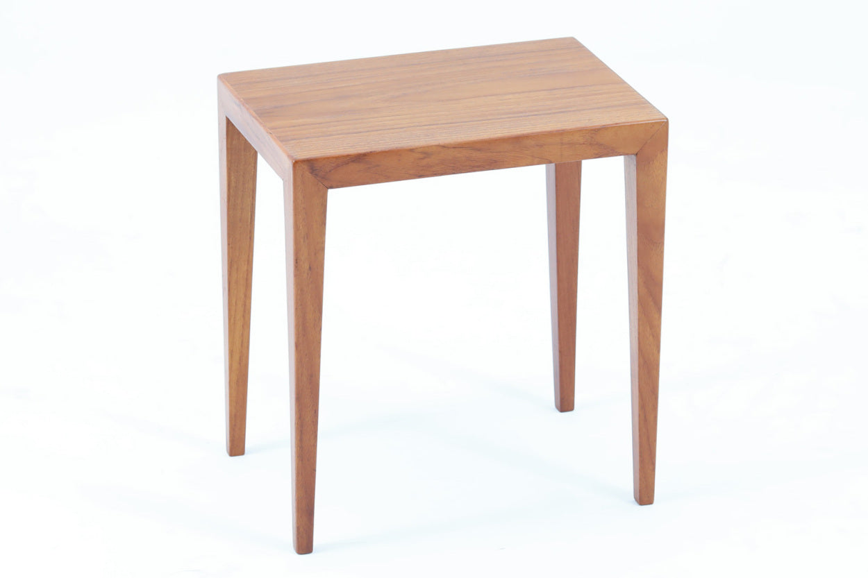 北欧より買い付けたサイドテーブルです。天板と脚の角はトメ加工が施されています。SeverinHansenJr.の代表的なデザインです。