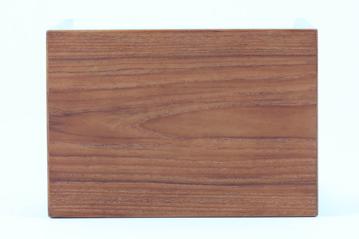 北欧より買い付けたサイドテーブルです。天板と脚の角はトメ加工が施されています。SeverinHansenJr.の代表的なデザインです。