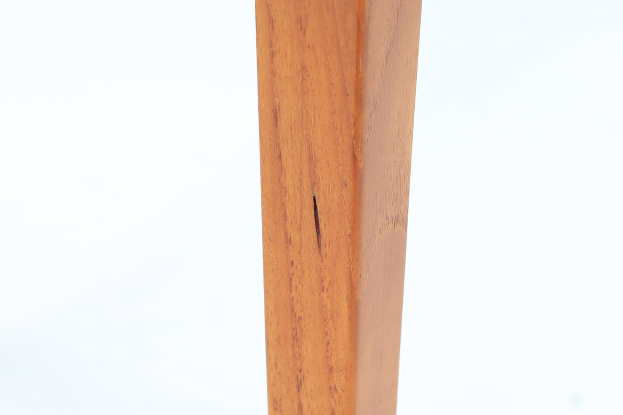 北欧より買い付けたサイドテーブルです。天板と脚の角はトメ加工が施されています。SeverinHansenJr.の代表的なデザインです。