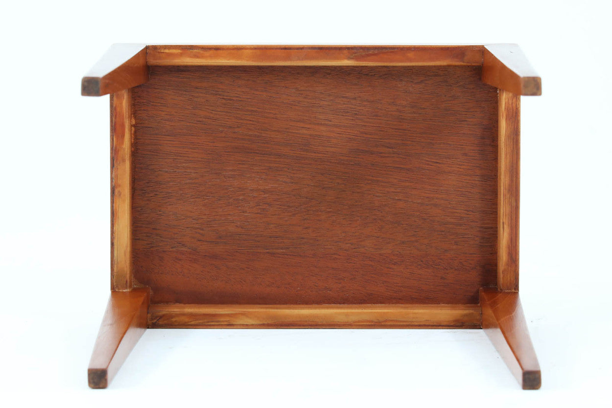 北欧より買い付けたサイドテーブルです。天板と脚の角はトメ加工が施されています。SeverinHansenJr.の代表的なデザインです。