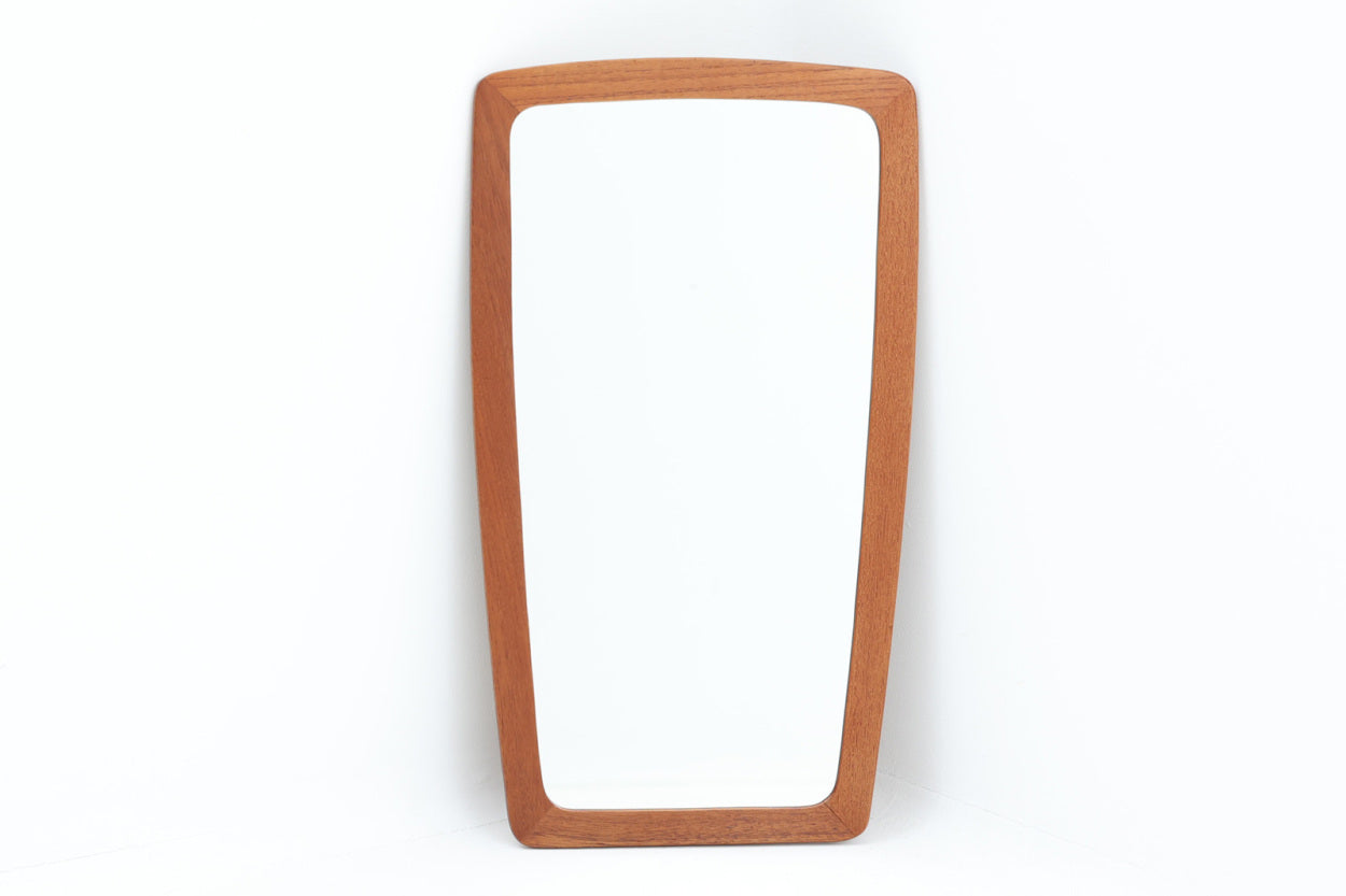 北欧より買い付けたビンテージミラーです。フレームには良質なチーク材使用されており、高級感がございます。