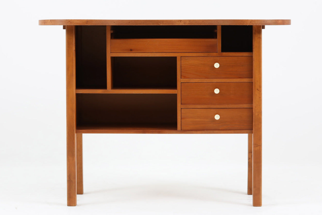 スウェーデンより買い付けたお洒落な収納キャビネットです。電話台として使用されていた様です。細かい収納が出来、使い勝手も良好です。お部屋に置くだけで雰囲気を変えてくれそうです。