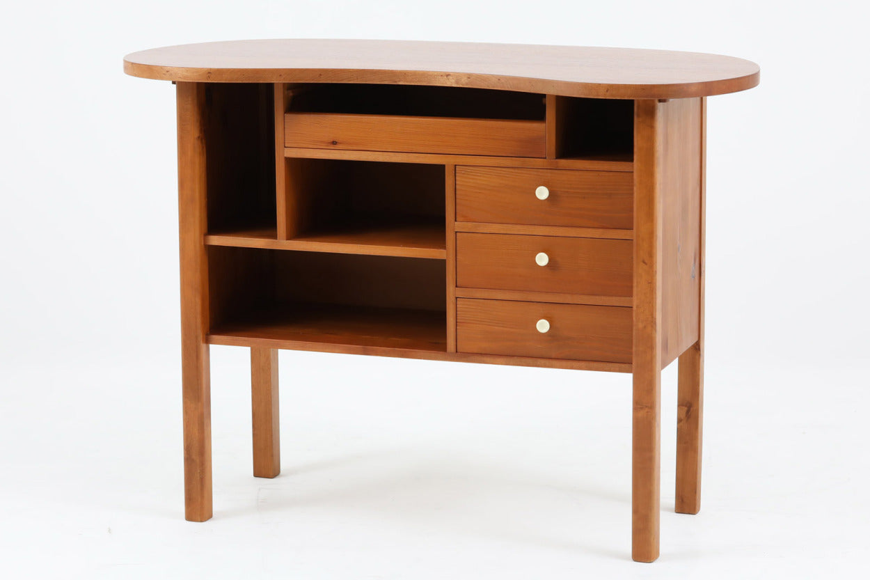 スウェーデンより買い付けたお洒落な収納キャビネットです。電話台として使用されていた様です。細かい収納が出来、使い勝手も良好です。お部屋に置くだけで雰囲気を変えてくれそうです。