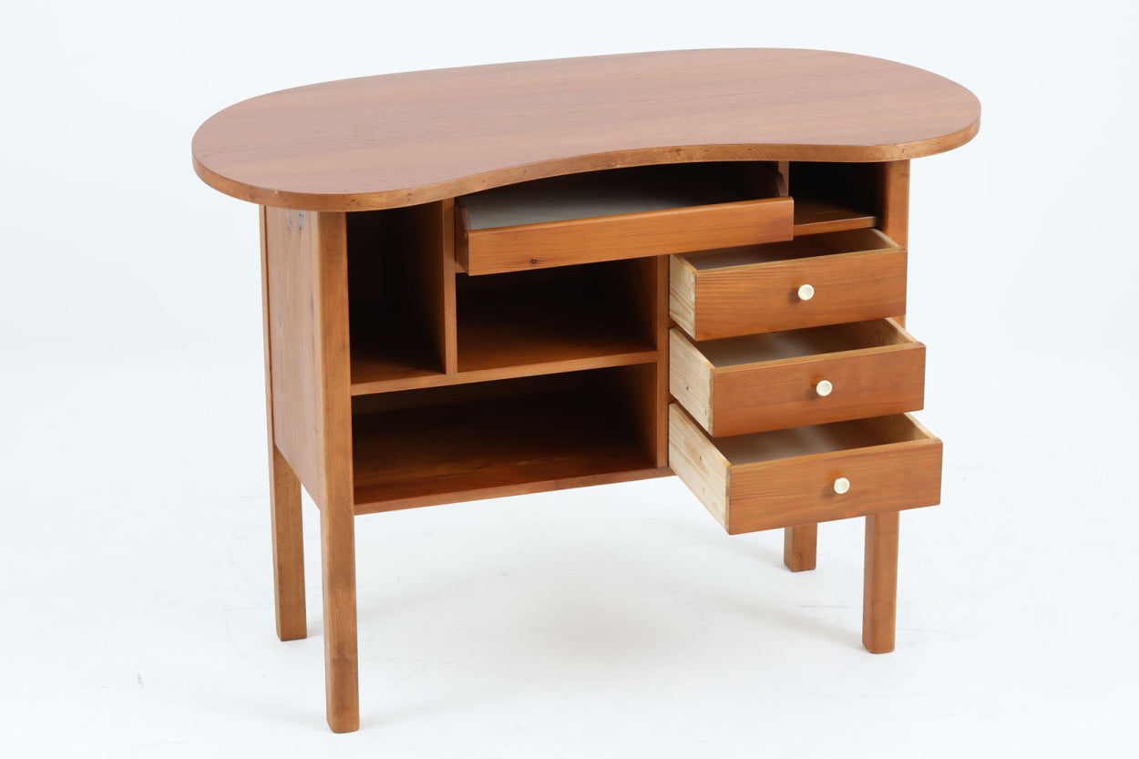 スウェーデンより買い付けたお洒落な収納キャビネットです。電話台として使用されていた様です。細かい収納が出来、使い勝手も良好です。お部屋に置くだけで雰囲気を変えてくれそうです。