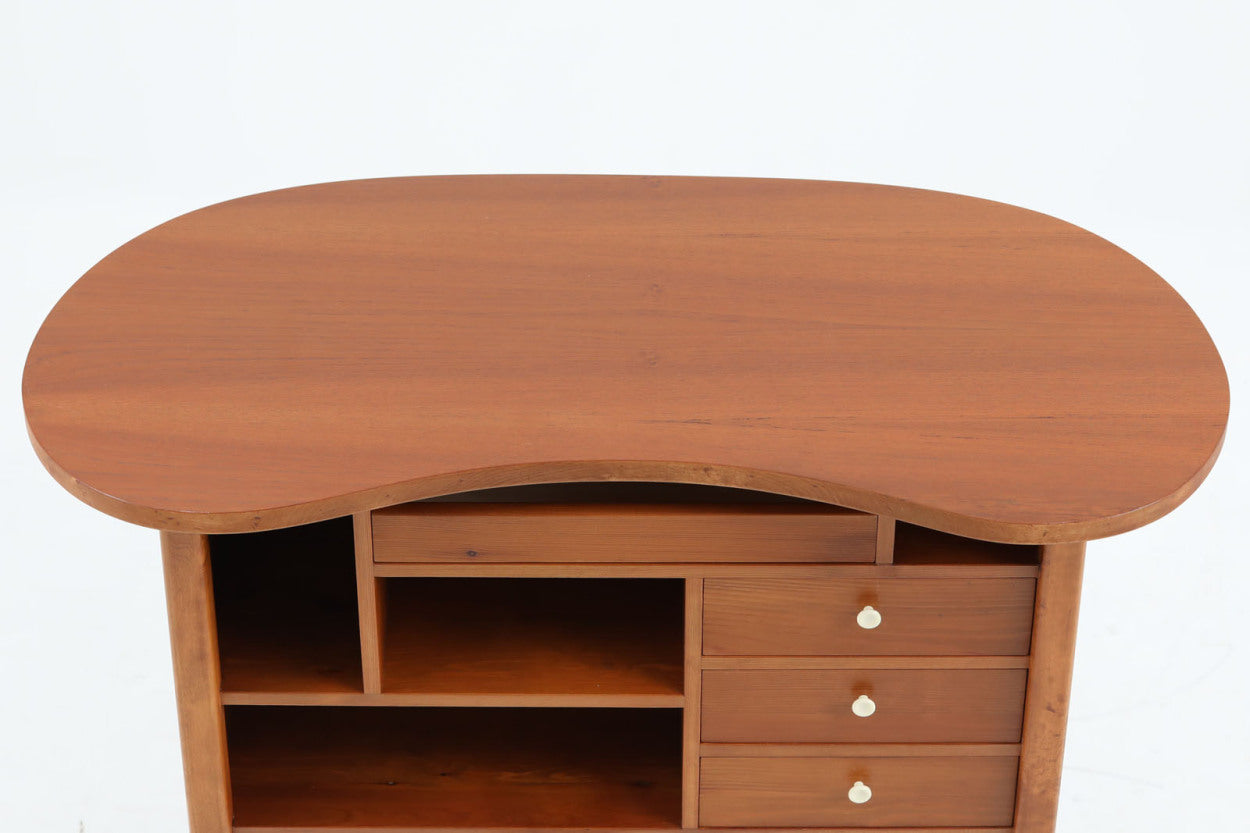 スウェーデンより買い付けたお洒落な収納キャビネットです。電話台として使用されていた様です。細かい収納が出来、使い勝手も良好です。お部屋に置くだけで雰囲気を変えてくれそうです。