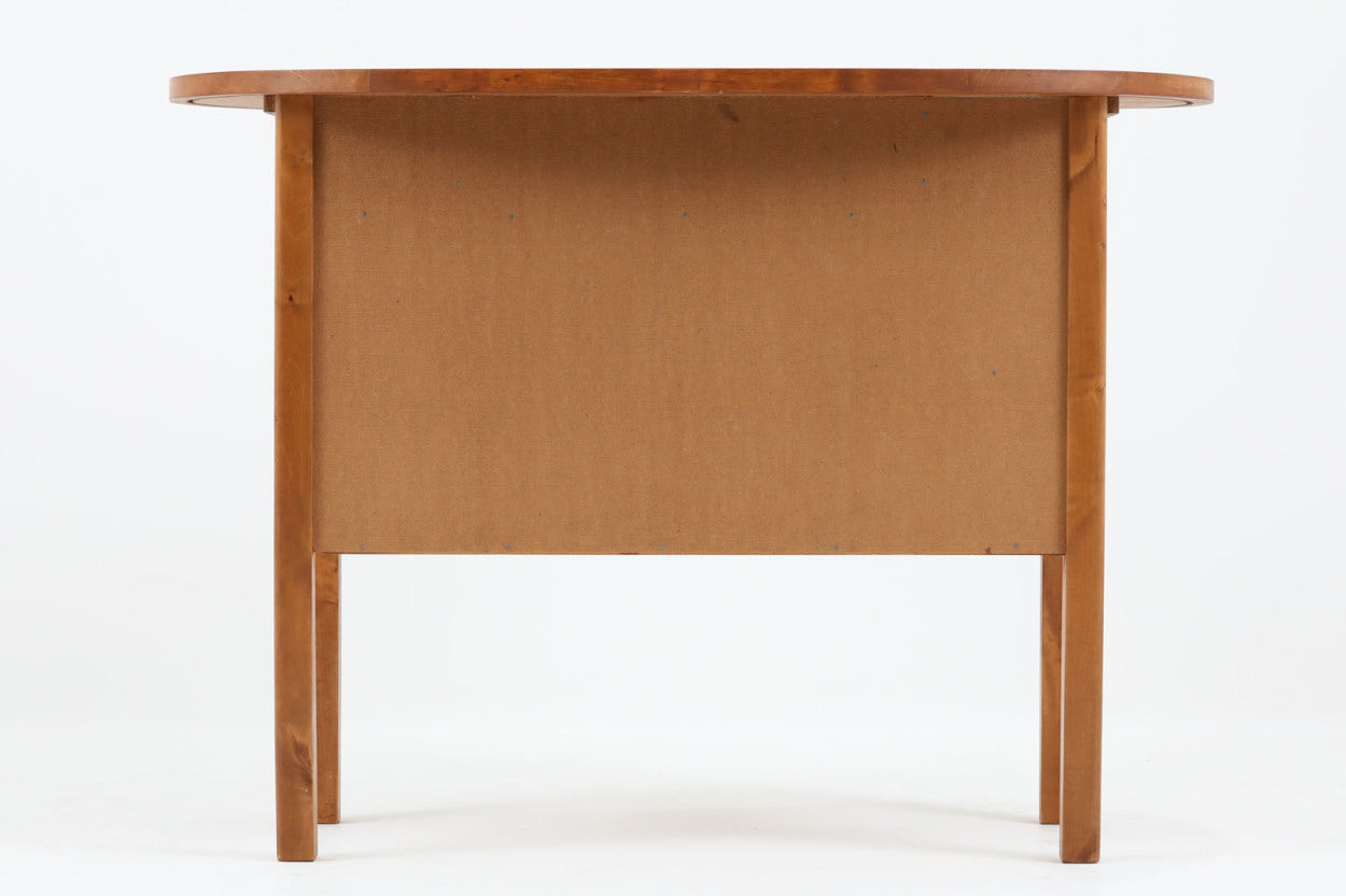 スウェーデンより買い付けたお洒落な収納キャビネットです。電話台として使用されていた様です。細かい収納が出来、使い勝手も良好です。お部屋に置くだけで雰囲気を変えてくれそうです。