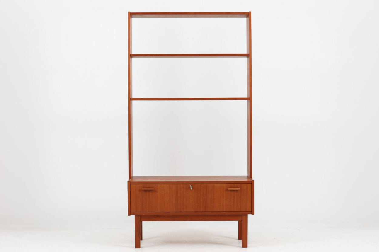 スウェーデン製のシェルフです。鍵付きの扉が付いた珍しいデザインです。キャビネット部分は低めに設計されており、シェルフ自体がオープンタイプのため非常にすっきりとした印象を受けます。