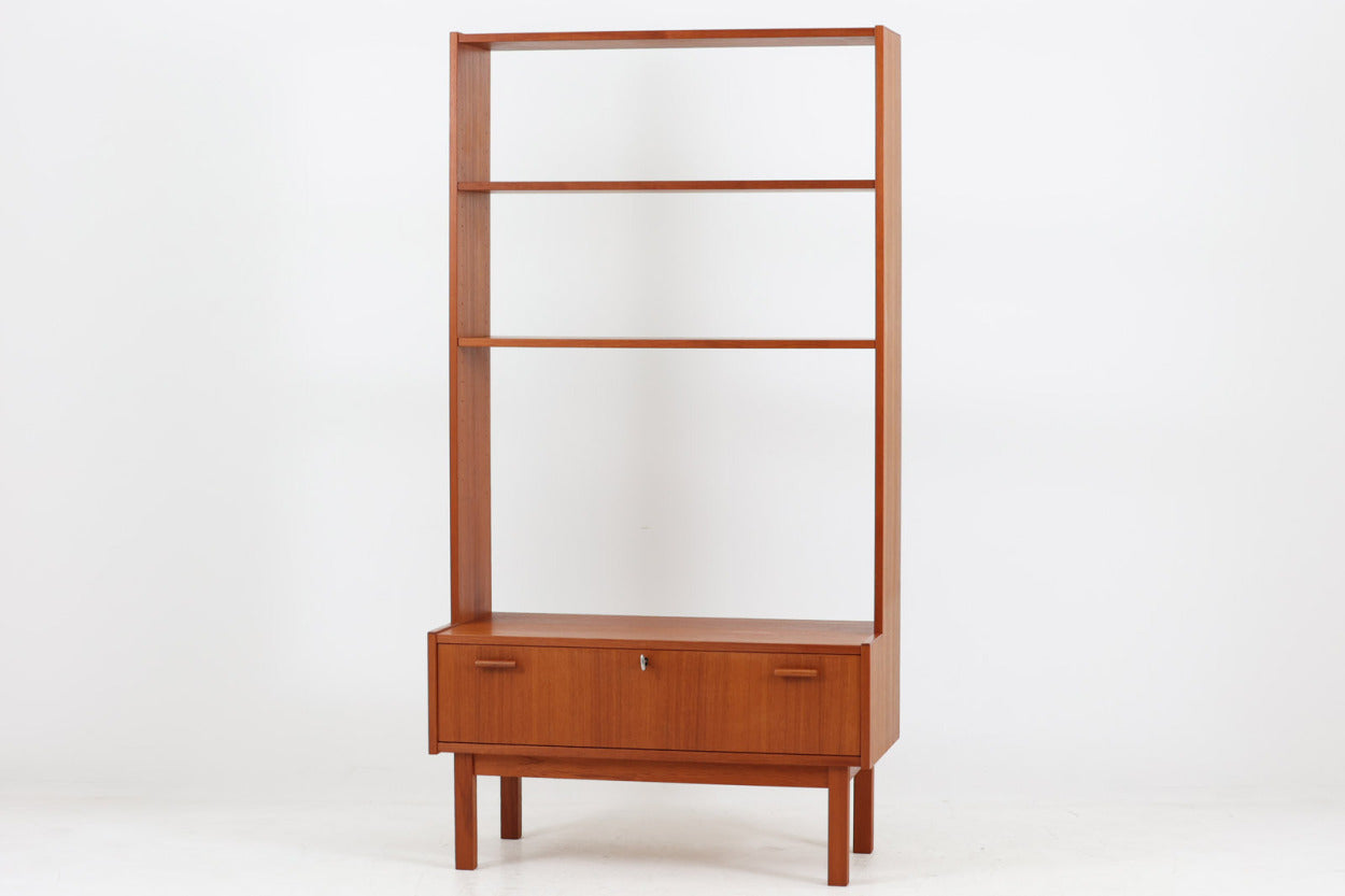 スウェーデン製のシェルフです。鍵付きの扉が付いた珍しいデザインです。キャビネット部分は低めに設計されており、シェルフ自体がオープンタイプのため非常にすっきりとした印象を受けます。