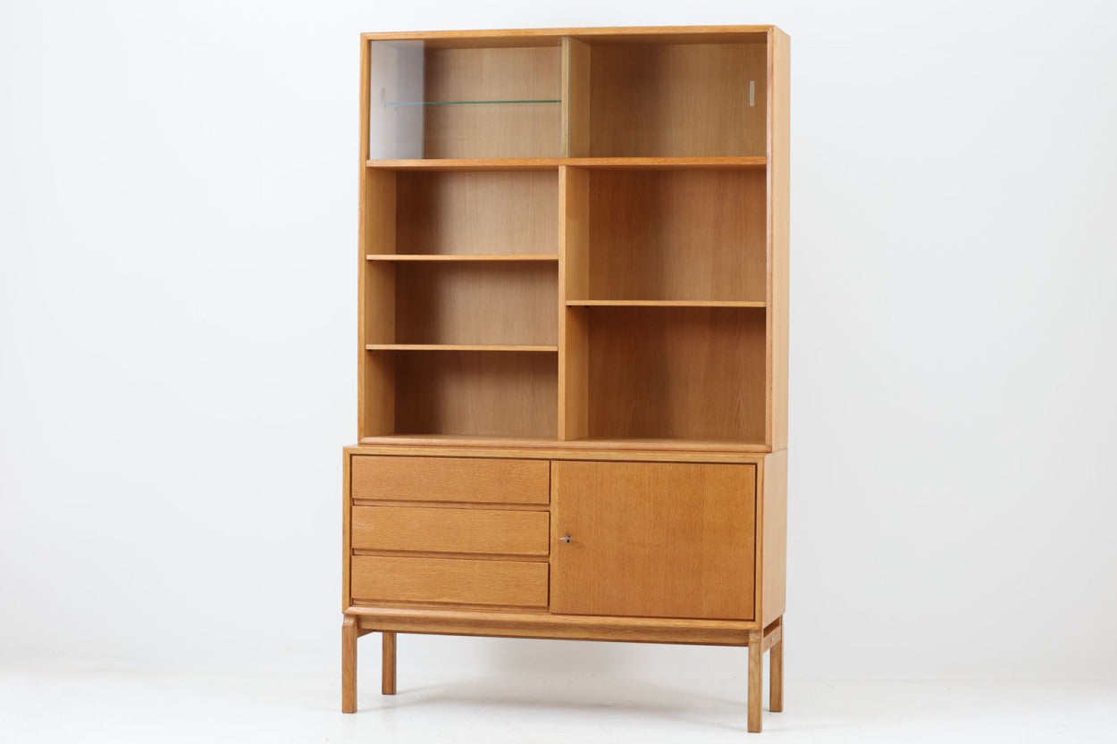 スウェーデンより買い付けた大型ブックシェルフです。十分な収納力がございます。本体や内部にもオーク材が使用されており、デザイナーは分かりかねますがクオリティーの高い作品になっています。