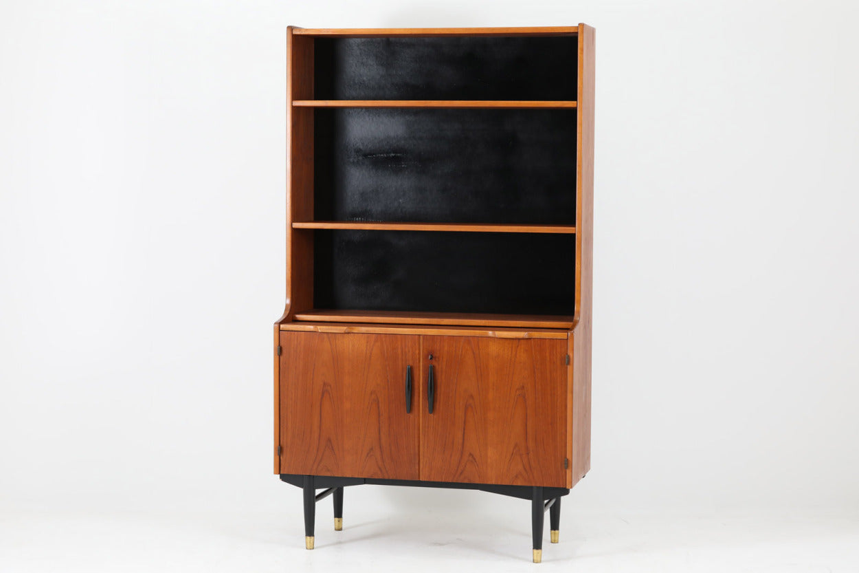 スウェーデンより買い付けたシェルフです。ブラックペイントとビーチ材、チーク材の組み合わせがスウェーデン家具ならではの風合いです。