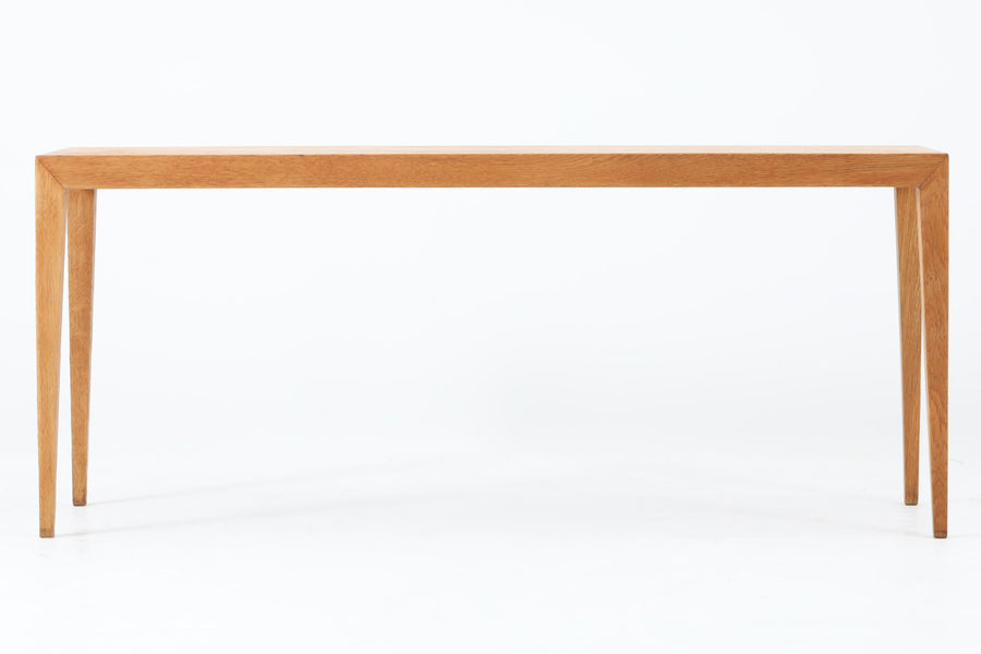 北欧より買い付けたサイドテーブルです。幅が広めの珍しいデザインです。少し小ぶりなセンターテーブルとしてもお使いいただけます。天板と脚の角はトメ加工が施されています。SeverinHansenJr.の代表的なデザインです。オーク材の希少なモデルです。