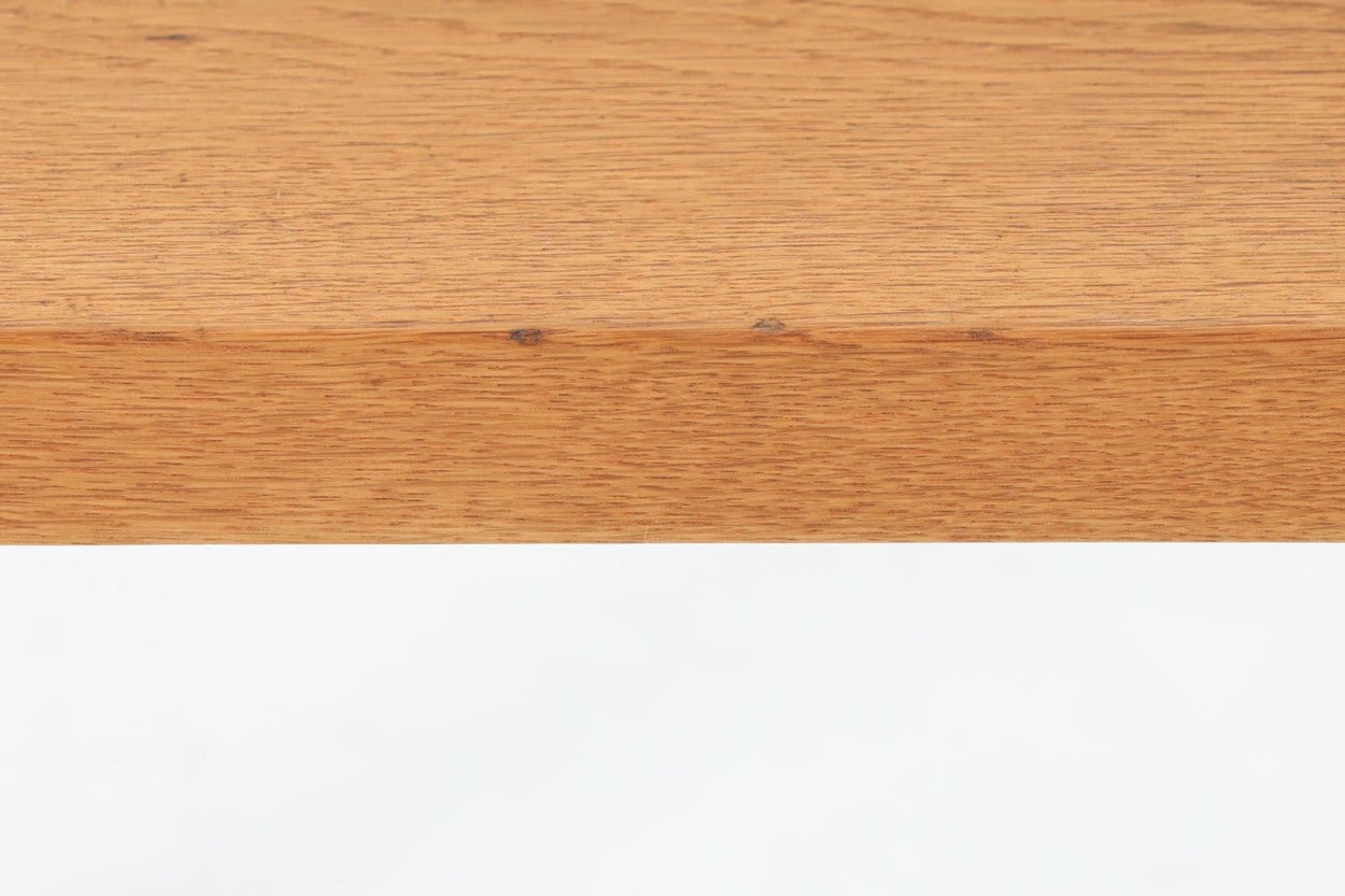 北欧より買い付けたサイドテーブルです。幅が広めの珍しいデザインです。少し小ぶりなセンターテーブルとしてもお使いいただけます。天板と脚の角はトメ加工が施されています。SeverinHansenJr.の代表的なデザインです。オーク材の希少なモデルです。