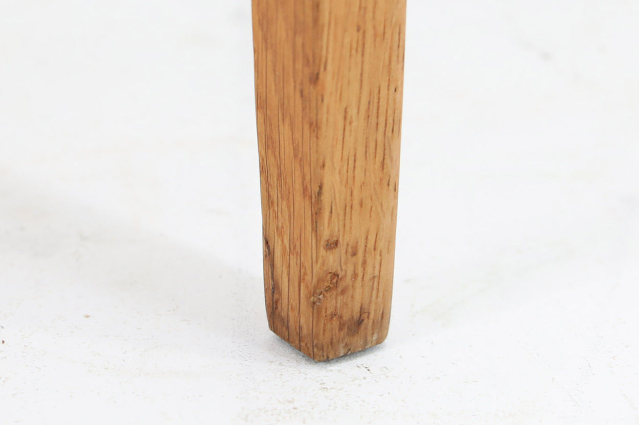 北欧より買い付けたサイドテーブルです。幅が広めの珍しいデザインです。少し小ぶりなセンターテーブルとしてもお使いいただけます。天板と脚の角はトメ加工が施されています。SeverinHansenJr.の代表的なデザインです。オーク材の希少なモデルです。