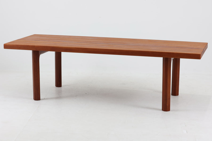 北欧より買い付けたIllumWikkelsoデザインのセンターテーブルです。シンプルなフォルムですが、無垢の集成材の繋ぎ方がユニークでチーク材ならではの木目を楽しんでいただけます。使いやすいサイズ感です。お気に入りのトリプルソファと併せてご使用ください。