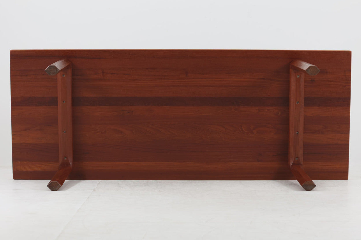 北欧より買い付けたIllumWikkelsoデザインのセンターテーブルです。シンプルなフォルムですが、無垢の集成材の繋ぎ方がユニークでチーク材ならではの木目を楽しんでいただけます。使いやすいサイズ感です。お気に入りのトリプルソファと併せてご使用ください。