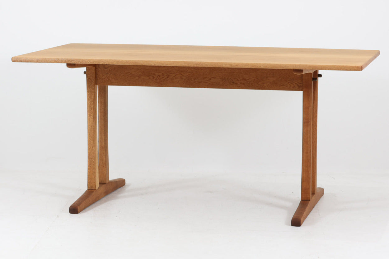 Borgemogensenデザインのダイニングテーブルです。現在は「Fredericia」社から販売がある名作テーブルです。こちらはビンテージ品のためBorgemogenseが在籍していた「FDB」社で作製されたものとなります。製造年が記載されていることが個人的には嬉しいところです。1961年製造と記載がございます。