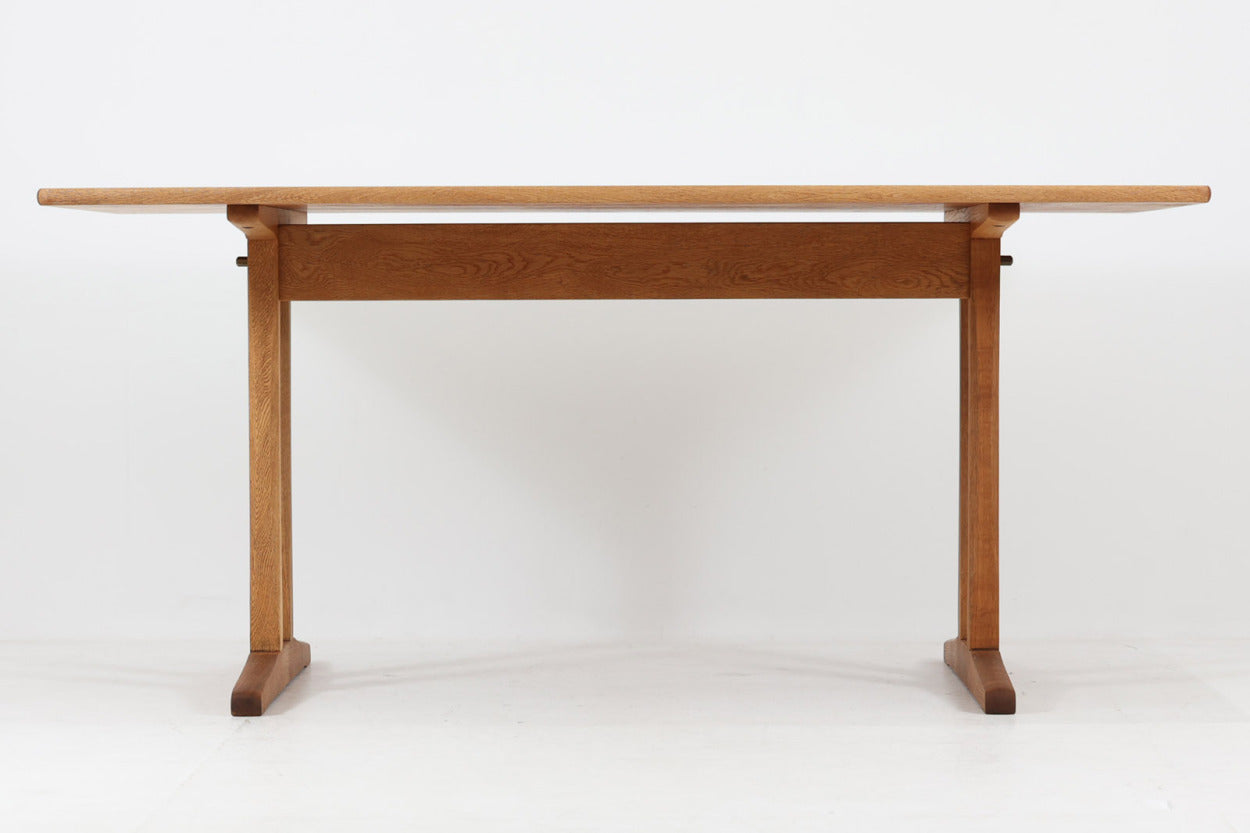 Borgemogensenデザインのダイニングテーブルです。現在は「Fredericia」社から販売がある名作テーブルです。こちらはビンテージ品のためBorgemogenseが在籍していた「FDB」社で作製されたものとなります。製造年が記載されていることが個人的には嬉しいところです。1961年製造と記載がございます。