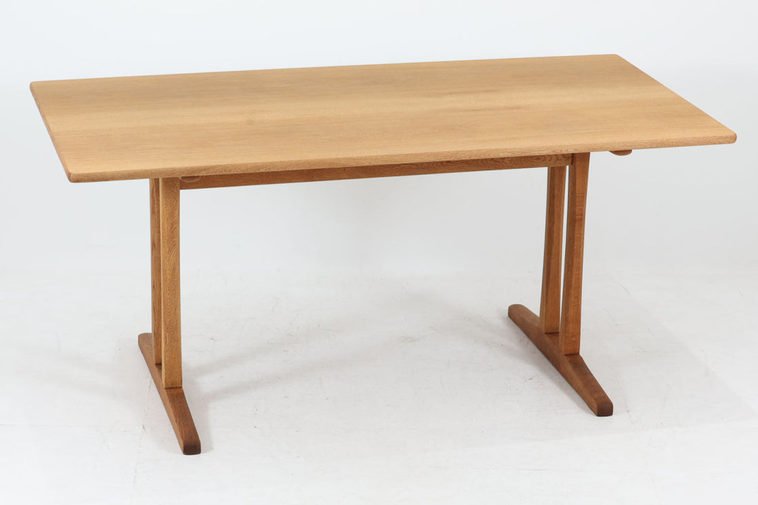 Borgemogensenデザインのダイニングテーブルです。現在は「Fredericia」社から販売がある名作テーブルです。こちらはビンテージ品のためBorgemogenseが在籍していた「FDB」社で作製されたものとなります。製造年が記載されていることが個人的には嬉しいところです。1961年製造と記載がございます。