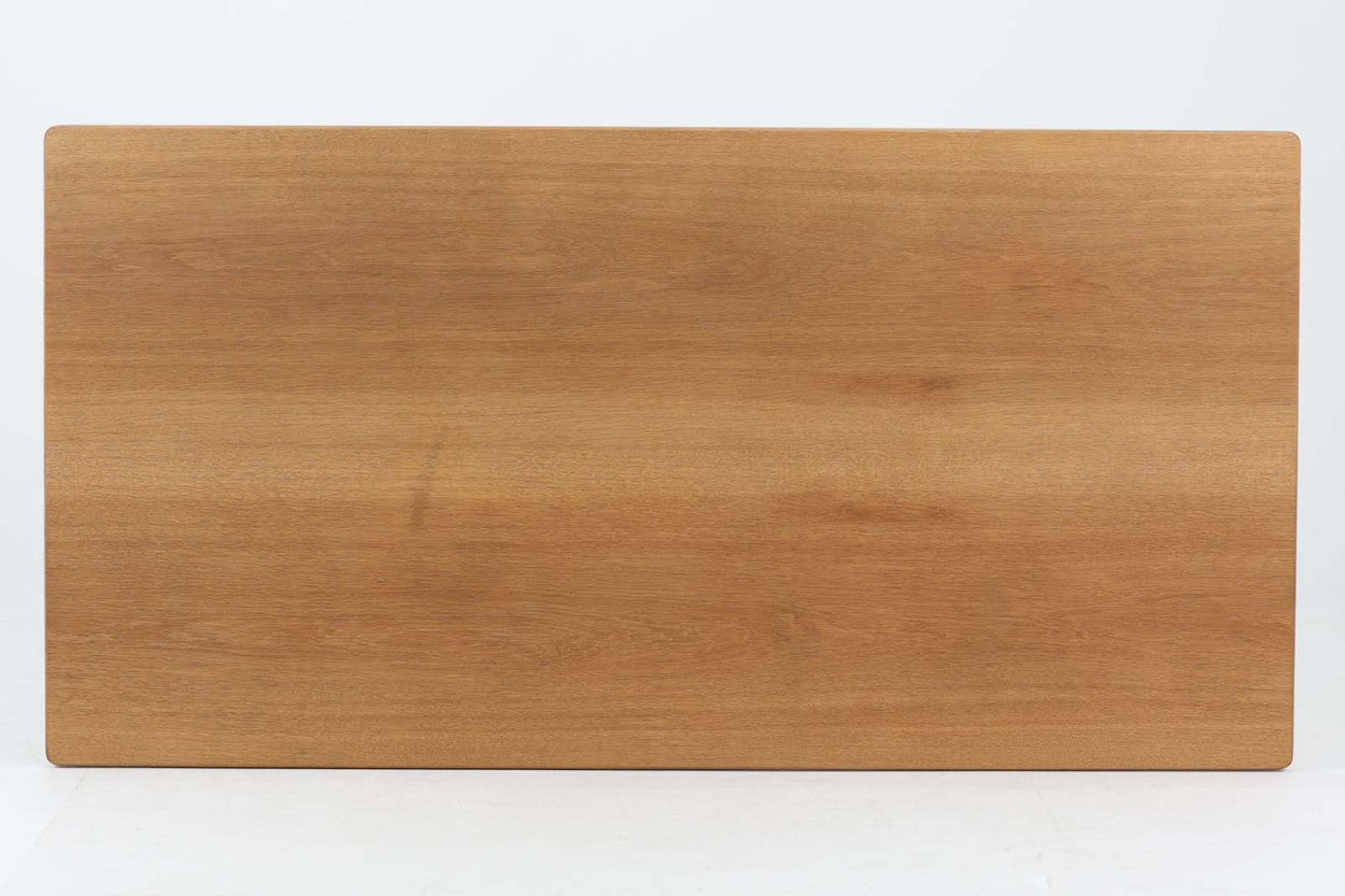 Borgemogensenデザインのダイニングテーブルです。現在は「Fredericia」社から販売がある名作テーブルです。こちらはビンテージ品のためBorgemogenseが在籍していた「FDB」社で作製されたものとなります。製造年が記載されていることが個人的には嬉しいところです。1961年製造と記載がございます。