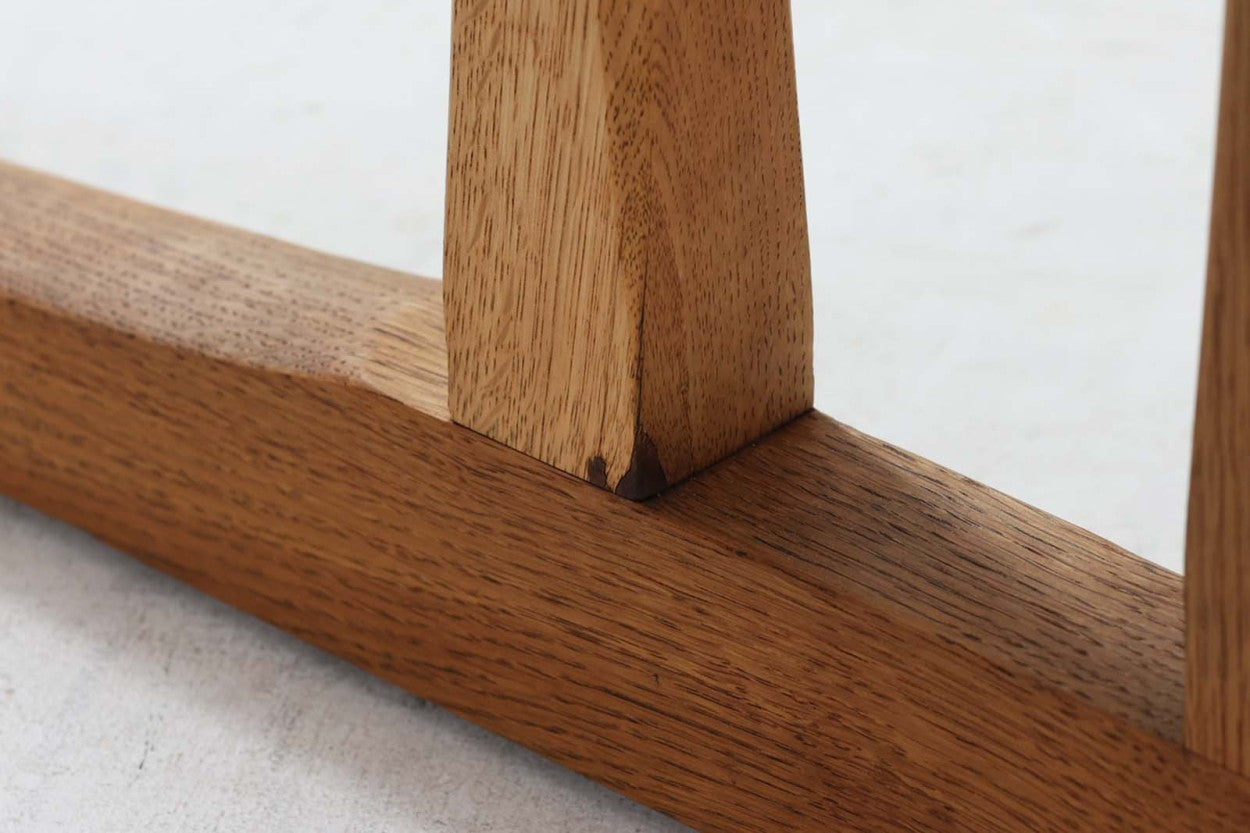 Borgemogensenデザインのダイニングテーブルです。現在は「Fredericia」社から販売がある名作テーブルです。こちらはビンテージ品のためBorgemogenseが在籍していた「FDB」社で作製されたものとなります。製造年が記載されていることが個人的には嬉しいところです。1961年製造と記載がございます。