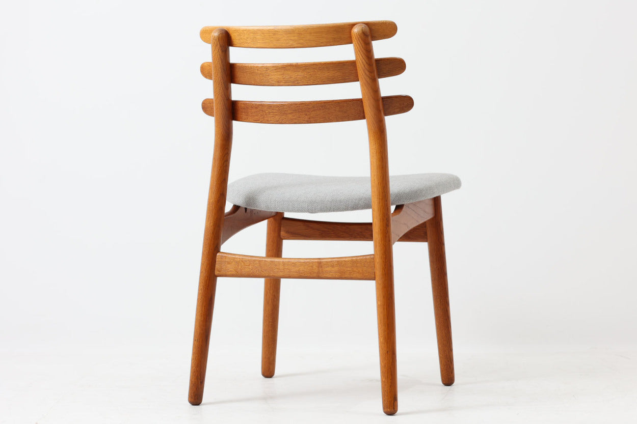 PoulVoltherデザインのJ48チェアです。3枚の曲木が使用された背もたれが特徴的なデザインです。現地デンマークではスタンダードアイテムで復刻もされていますが、こちらは1960年に作成されたビンテージ品です。経年により濃くなったオーク材の色味が魅力的です。