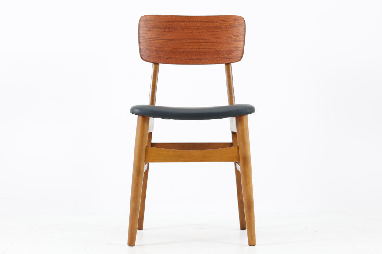 北欧より買い付けたチェアです。北欧を代表するスタンダードデザインで、大きめの背もたれがぴったりと体にフィットします。座面内部は厚めのウレタンで張り替えており座り心地も良好です。