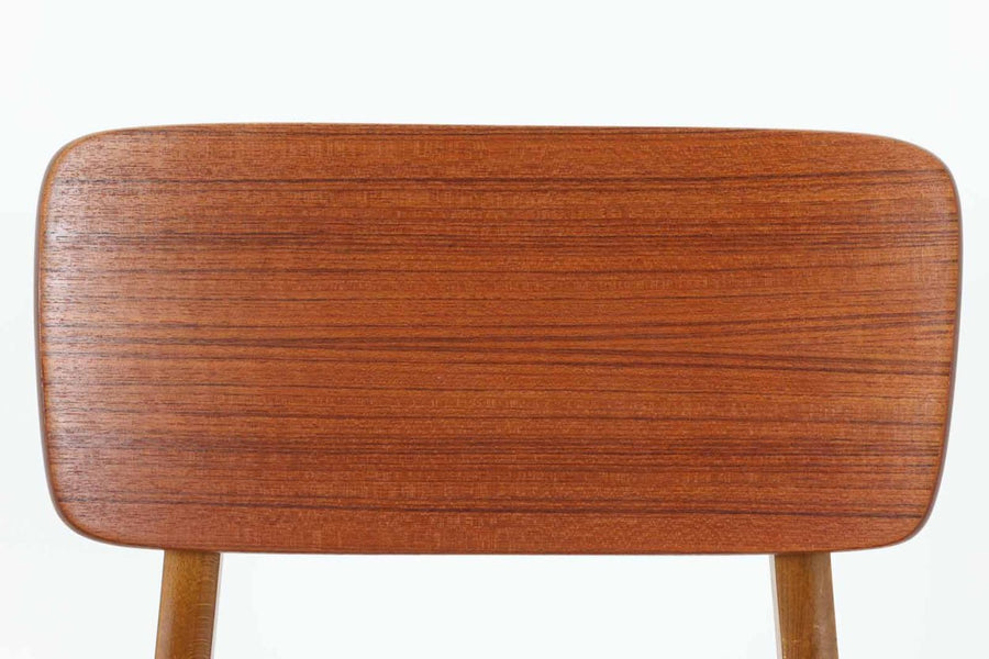 北欧より買い付けたチェアです。北欧を代表するスタンダードデザインで、大きめの背もたれがぴったりと体にフィットします。座面内部は厚めのウレタンで張り替えており座り心地も良好です。