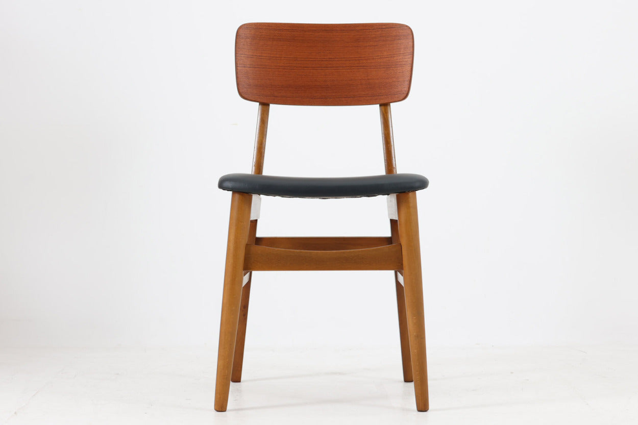 北欧より買い付けたチェアです。北欧を代表するスタンダードデザインで、大きめの背もたれがぴったりと体にフィットします。座面内部は厚めのウレタンで張り替えており座り心地も良好です。